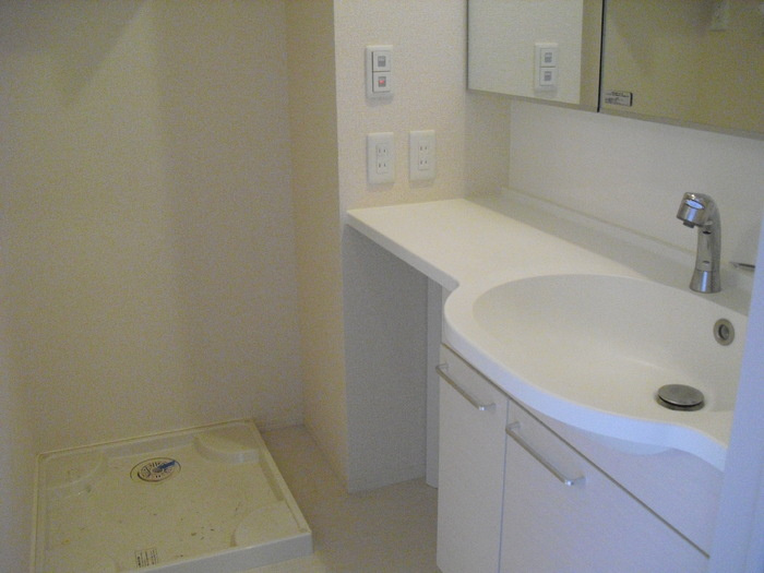 プログレスⅠA棟の洗面所|明るい洗面所です★