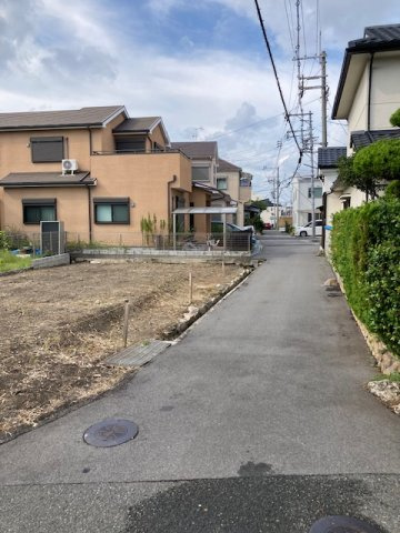 茨木市上穂積２丁目築条件付売土地の前面道路含む現地写真