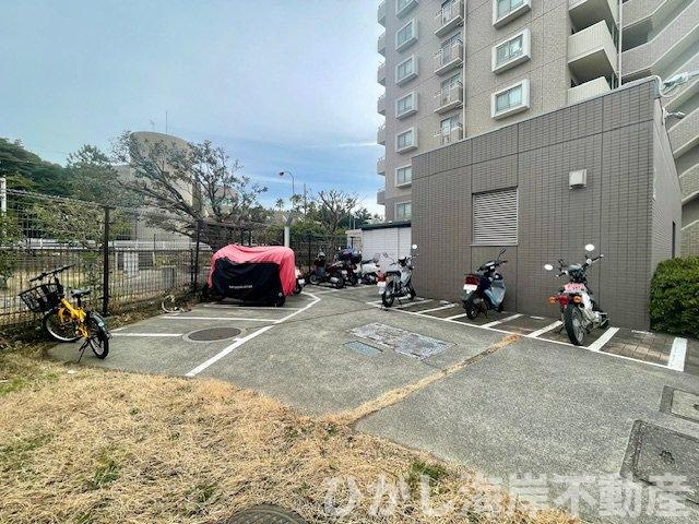 ライオンズガーデン湘南緑が浜の駐車場|敷地内バイク置場