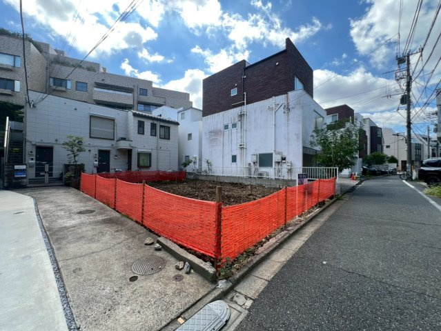 11/13　価格変更の外観|角地なので解放感がございます。