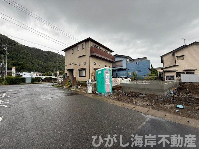 大磯町高麗1丁目　新築戸建の前面道路含む現地写真|8月10日撮影　建築中　現地外観