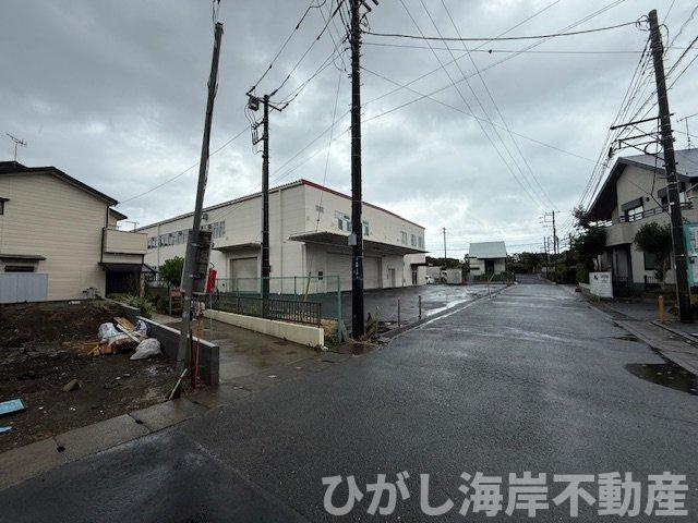 大磯町高麗1丁目　新築戸建の前面道路含む現地写真|8月10日撮影　建築中　現地外観