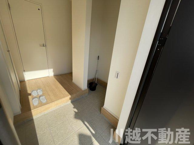 川越駅徒歩圏内　南西道路で日当たり良好の玄関|ドリンクサービスあります