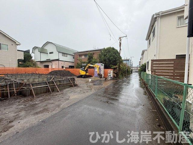 中郡大磯町西小磯　新築戸建の前面道路含む現地写真|8月10日撮影　建築中　現地外観