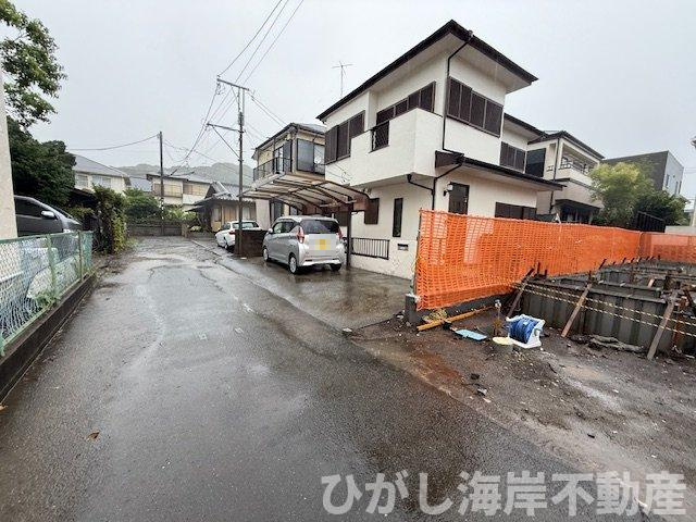 中郡大磯町西小磯　新築戸建の前面道路含む現地写真|8月10日撮影　建築中　現地外観