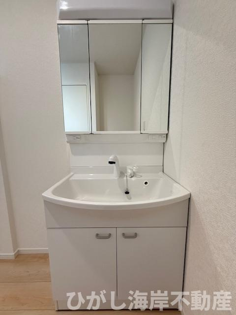 平塚市東真土１丁目　新築戸建　全４棟の独立洗面台|三面鏡化粧台