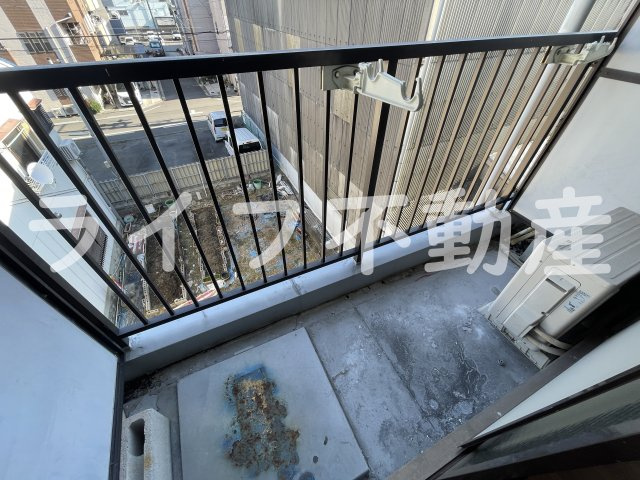 ピースハイツ長堂A棟のバルコニー|暖かな日差しのふりそそぐバルコニー