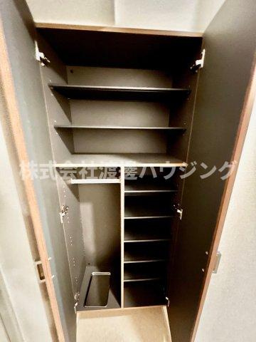 エリタージュ江坂の収納|天井高シューズBOX
