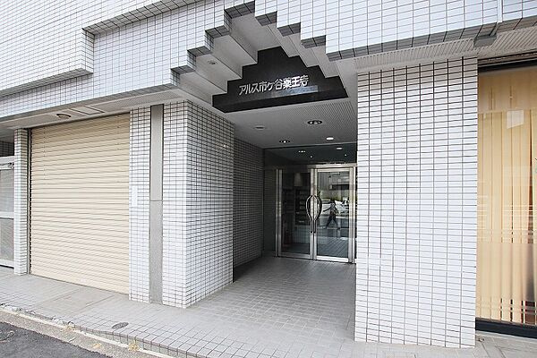 新宿区市谷薬王寺町の賃貸マンションのエントランス