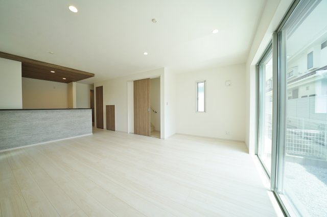 【宮沢2丁目】デザイン性の高い新築戸建｜16帖以上LDK×南向きで陽当たり良好｜パントリー・小屋裏収納付の居間・リビング|キッチンからリビング全体を見渡せる設計で、家族との会話も自然と増える間取り。家具配置の自由度も高く、使い勝手の良い空間です。