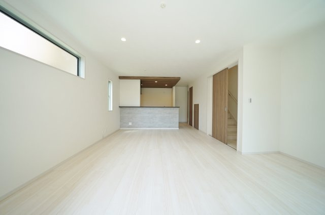 【宮沢2丁目】デザイン性の高い新築戸建｜16帖以上LDK×南向きで陽当たり良好｜パントリー・小屋裏収納付の居間・リビング|南面の大きな窓と高窓により、時間帯を問わず安定した採光を確保。白を基調とした内装がさらに明るさと広がりを演出しています。