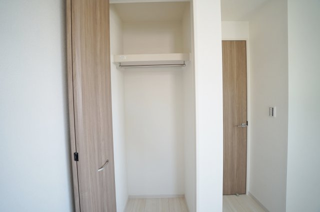 【宮沢2丁目】デザイン性の高い新築戸建｜16帖以上LDK×南向きで陽当たり良好｜パントリー・小屋裏収納付の収納|奥行きのあるクローゼットは衣類はもちろん季節物もしっかり収納可能。お部屋を広く使える設計で、すっきりとした暮らしを実現します。
