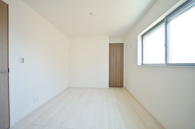 【宮沢2丁目】デザイン性の高い新築戸建｜16帖以上LDK×南向きで陽当たり良好｜パントリー・小屋裏収納付の洋室|洋室5.1帖：落ち着いた色合いの内装と採光バランスの良い窓配置が魅力の一室。家族それぞれのプライベート空間として快適にお使いいただけます。