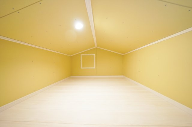 【宮沢2丁目】デザイン性の高い新築戸建｜16帖以上LDK×南向きで陽当たり良好｜パントリー・小屋裏収納付の収納|ゆとりある広さの屋根裏収納は、季節物やアウトドア用品の収納に最適。居住空間を圧迫せず、住まい全体の収納力を高めてくれます。