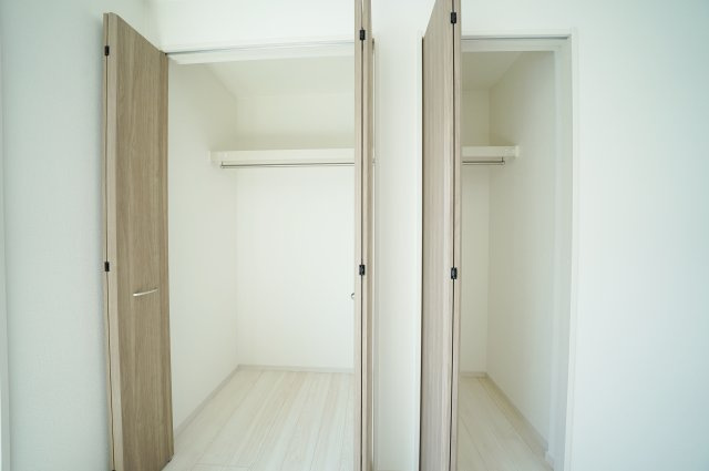 【宮沢2丁目】デザイン性の高い新築戸建｜16帖以上LDK×南向きで陽当たり良好｜パントリー・小屋裏収納付の収納|奥行きのあるクローゼットを2か所設置。衣類はもちろん、季節物や寝具までしっかり収納でき、主寝室をすっきりと保てます。