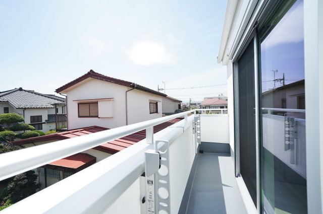 【宮沢2丁目】デザイン性の高い新築戸建｜16帖以上LDK×南向きで陽当たり良好｜パントリー・小屋裏収納付のバルコニー|南向きのバルコニーは陽当たり良好。洗濯物もよく乾き、開放感あるスペースでちょっとしたリフレッシュにも使える心地よい空間です。