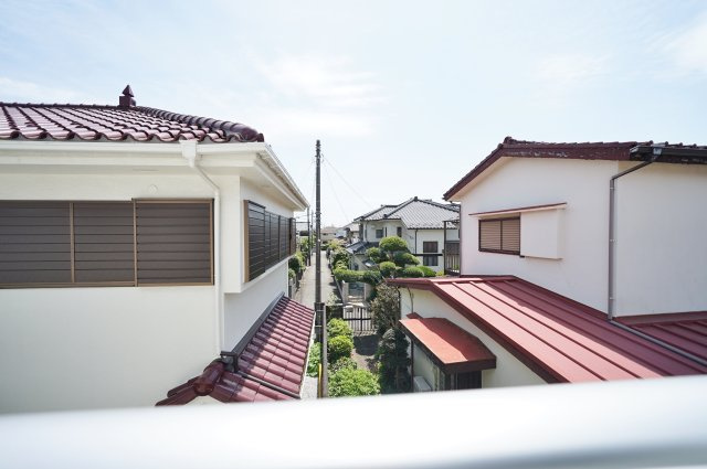 【宮沢2丁目】デザイン性の高い新築戸建｜16帖以上LDK×南向きで陽当たり良好｜パントリー・小屋裏収納付の展望|周辺は低層住宅が広がる落ち着いた街並み。空の広さを感じられる抜け感のある眺望で、日常にゆとりと開放感をもたらします。