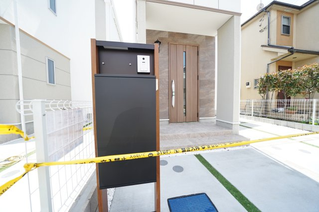 【宮沢2丁目】デザイン性の高い新築戸建｜16帖以上LDK×南向きで陽当たり良好｜パントリー・小屋裏収納付のその他|シンプルでスタイリッシュな宅配ボックス付きポストを採用。不在時でも荷物を受け取れるため、共働き世帯にも便利な設備です。