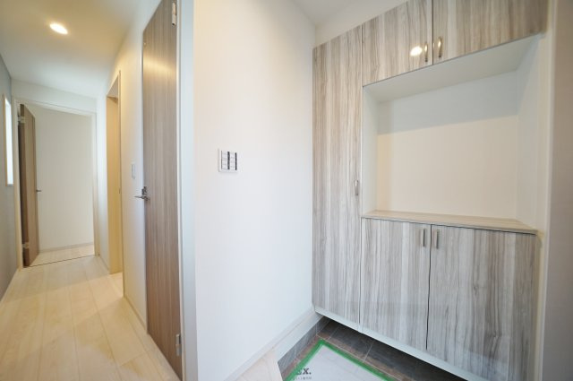 【宮沢2丁目】デザイン性の高い新築戸建｜16帖以上LDK×南向きで陽当たり良好｜パントリー・小屋裏収納付の玄関|奥行きのある玄関スペースに充実したシューズボックスを設置。すっきり片付く設計で、来客時も印象の良い空間を保てます。