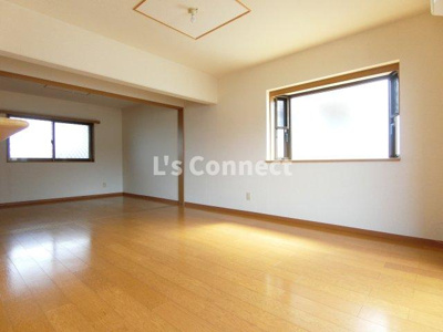 【居間・リビング】 | ＣＡＳＡ－Ｓ | １３．５帖のＬＤＫ。角部屋で２面に窓があります。