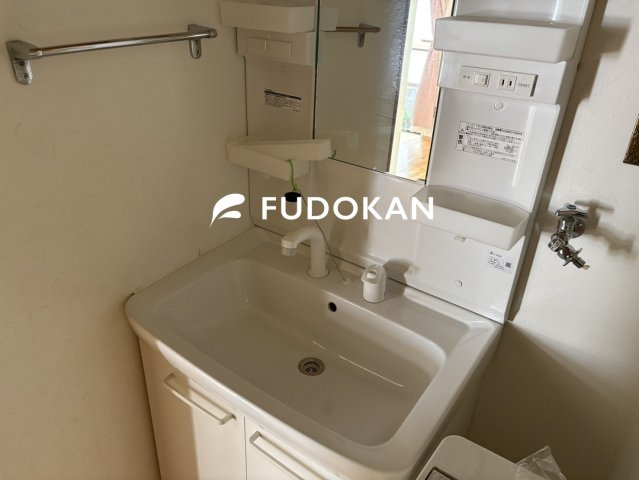 天童市本町二丁目【中古住宅】の洗面所|洗面化粧台は収納付きです。何かと物が多くなる洗面台周りには助かりますね。