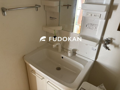 【洗面所】 | 天童市本町二丁目【中古住宅】 | 洗面化粧台は収納付きです。何かと物が多くなる洗面台周りには助かりますね。