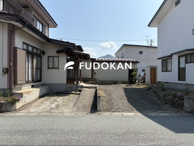 天童市本町二丁目【中古住宅】の駐車場|３台駐車可能です。