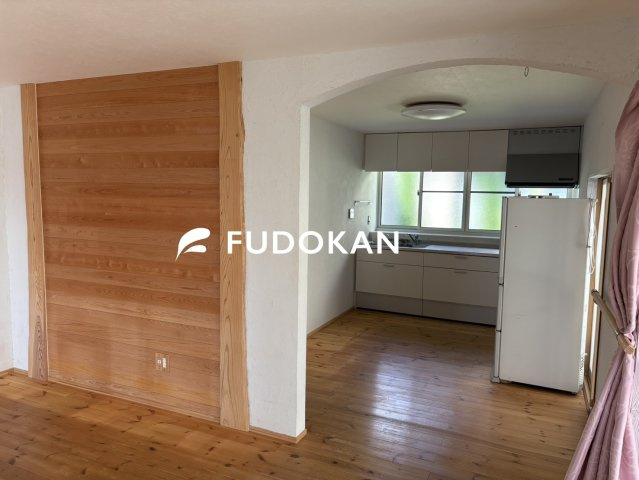 【居間・リビング】 | 天童市本町二丁目【中古住宅】 | アーチ型の漆喰壁がかわいいです。