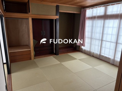 【和室】 | 天童市本町二丁目【中古住宅】 | １階の和室は琉球風の畳で客間としてもお子様のプレイルームとしてもご活用頂けます。将来は寝室としても利用でき二階に上がらず生活導線を作ることができ大変重宝するスペース！