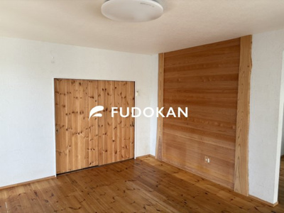 【居間・リビング】 | 天童市本町二丁目【中古住宅】 | リビングは広々です。家族の団欒の場として家庭を包みます。家具を置いてもゆとりのあるスペースはお子様が大きく成長されても自由の利く大きさです。