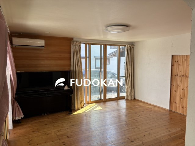 【居間・リビング】 | 天童市本町二丁目【中古住宅】 | 木をふんだんに使った漆喰壁のリビングです。ペアサッシです。