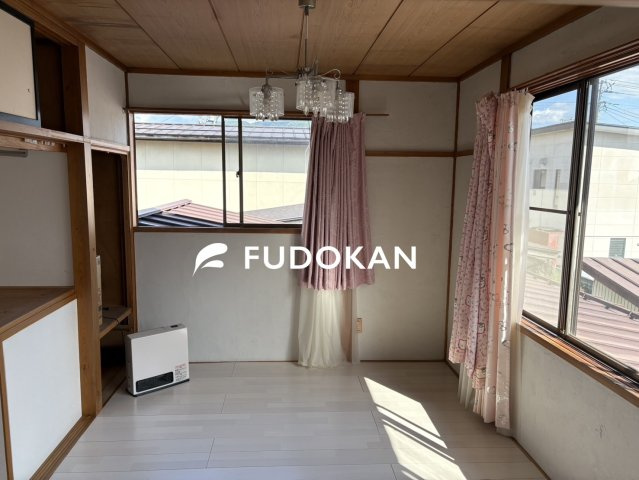 天童市本町二丁目【中古住宅】の洋室|2階の洋室は子供部屋として利用でき、日当たりも良好ですね。広々空間ですので大きなベットを置いても余裕がありそうです。