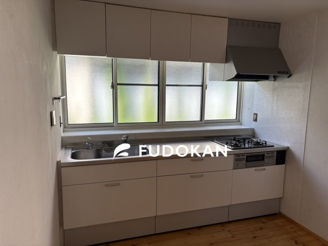 【キッチン】 | 天童市本町二丁目【中古住宅】 | サビにくく熱に強いステンレスシンク。お皿洗いや、調理過程の水切りなどで使われるシンクはワイドなタイプほど使い勝手がよくお手入れも楽々です。