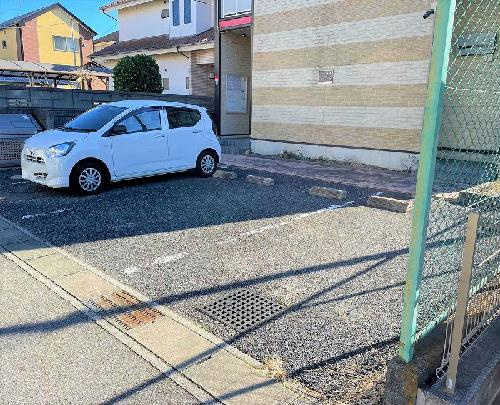 レオパレスハポネスの駐車場