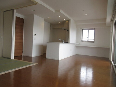 【居間・リビング】 | ネバーランド阿倍野西田辺 | ＬＤＫ（西側から望む）※前回募集時／２０２２年６月の写真