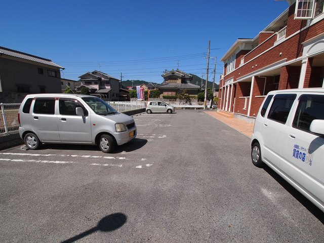 ハイグレースの駐車場