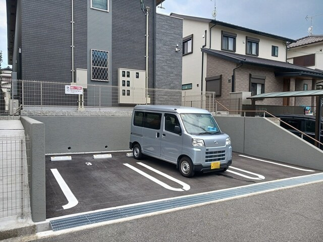 フラワーコートの駐車場