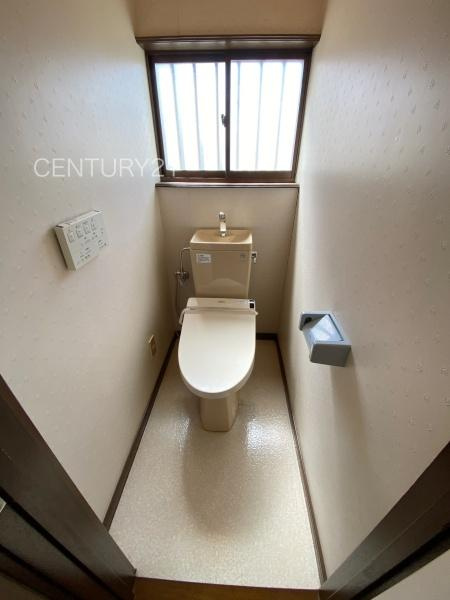 前橋市上新田町中古一戸建てのトイレ|１階トレイです。
温水シャワー洗浄機能付きです。