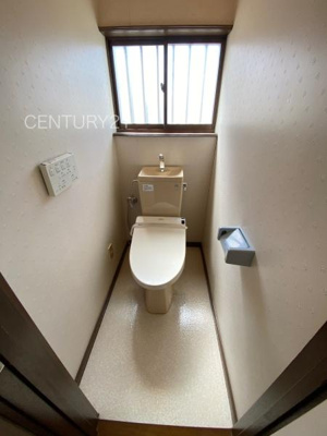 【トイレ】 | 前橋市上新田町中古一戸建て | １階トレイです。
温水シャワー洗浄機能付きです。