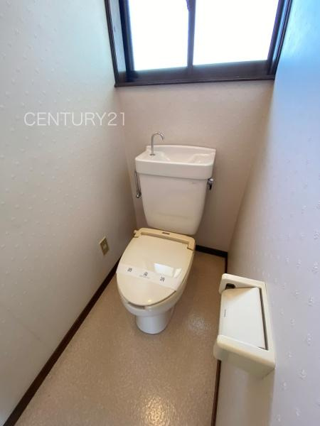 前橋市上新田町中古一戸建てのトイレ|２階トイレです。
保温便座付きです。