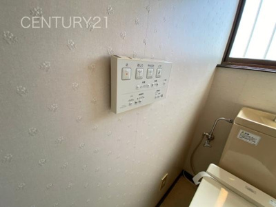 【トイレ】 | 前橋市上新田町中古一戸建て | １階トレイです。
温水シャワー洗浄機能付きです。