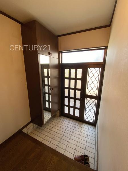 前橋市上新田町中古一戸建ての玄関|シューズボックス付きの玄関です。
上部も収納付きで多くの収納が可能です。