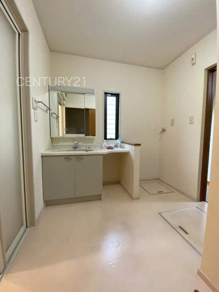 高崎市中泉町中古一戸建ての独立洗面台|三面鏡付きの洗面台には鏡の裏に収納があり、すっきり片付けられます。