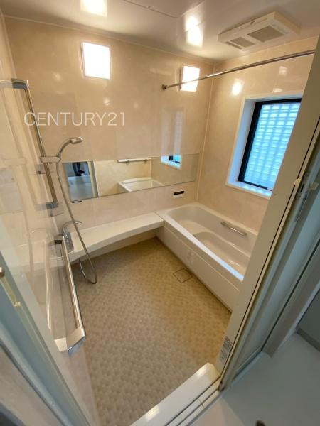 高崎市中泉町中古一戸建ての浴室|ゆったりと寛げる大型バスタブ。
足を伸ばしたまま入浴可能です。