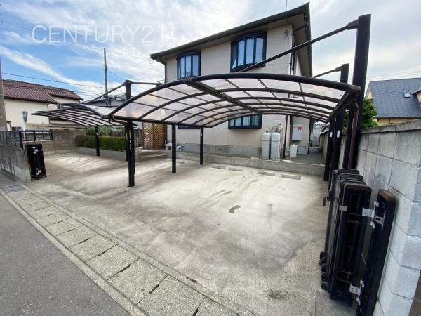 高崎市中泉町中古一戸建ての前面道路含む現地写真|並列駐車可能な駐車場スペースです。