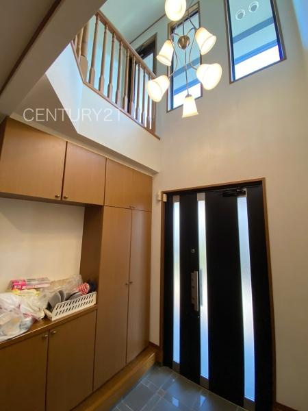 高崎市中泉町中古一戸建ての玄関|シューズボックス付きの玄関です。
上部も収納付きで多くの収納が可能です。