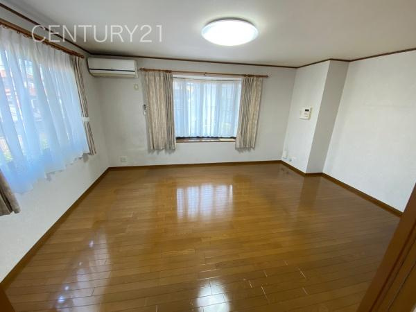 高崎市中泉町中古一戸建ての居間・リビング|大きいソファーがおける広々リビング