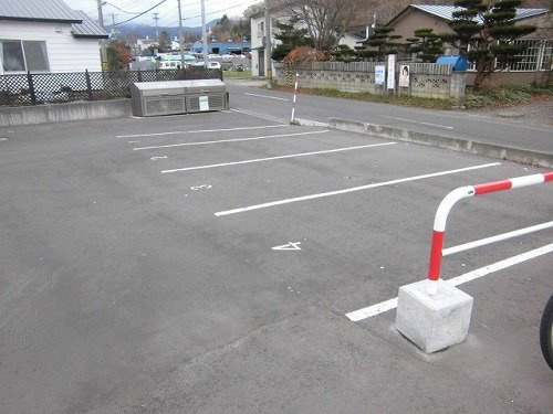 レオパレスアルデバランの駐車場