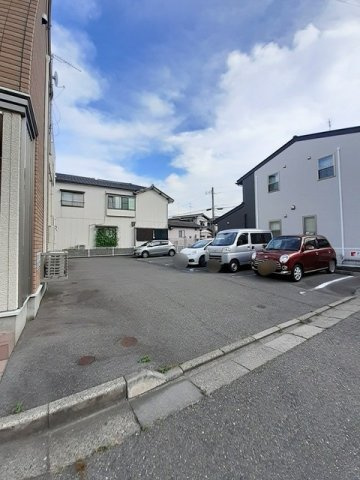 ソレイユベルⅥの駐車場