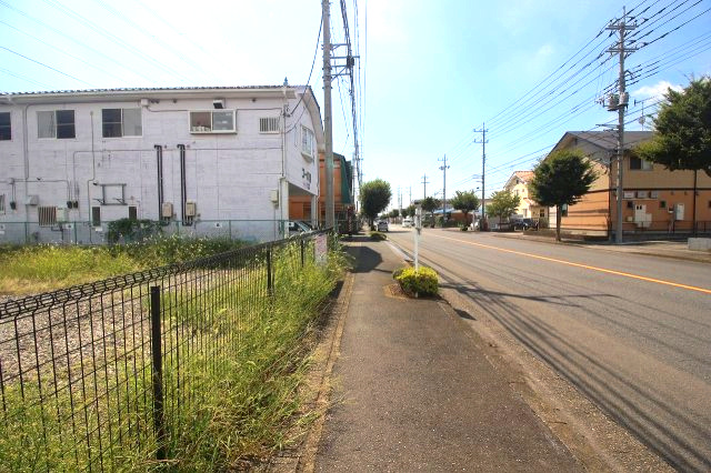 下野市駅東４丁目の前面道路含む現地写真|西側接道を北側から撮影（2025年9月撮影）